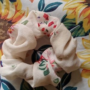 this scrunchie is very stretchy  and color full